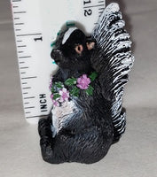 flower the skunk  minature                   021436