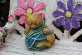 tiny resin tangled up kitten               021740