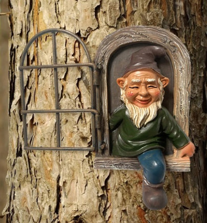 run-a-way gnome for your gnome garden      w24-13